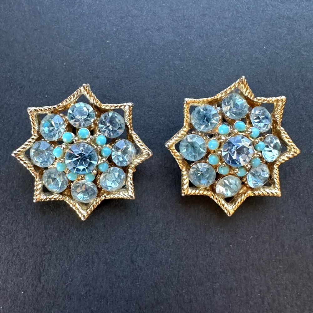 Vintage BSK Signed Gorgeous Aqua Blue Rhinestone Star Clip On Earrings Gold Tone